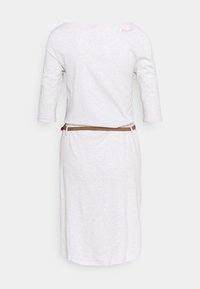 Jasnoszara sukienka z długim rękawem o luźnym kroju, z plecionym brązowym paskiem w talii i dyskretnym logo na tylnym ramieniu.