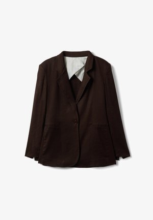 Blazer marrone scuro con un solo bottone, collo a revers con intaglio e due tasche frontali, con fodera interna a righe chiare visibile nel colletto.