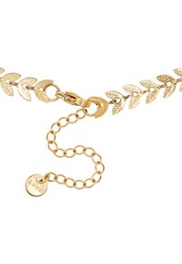 Collana in tono oro con collegamenti a forma di foglia. Presenta una chiusura a gancetto e una catena regolabile con un'etichetta circolare incisa "s.steel."