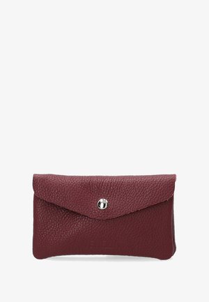 Bordeauxfarbene Lederbörse mit strukturierter Oberfläche, Klappenverschluss und silbernem Druckknopf-Akzent. Flach positioniert, zeigt sie den eingeprägten Markennamen.