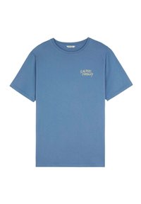Lichtblauw katoenen T-shirt met korte mouwen, ronde halslijn en een klein geel 'Scalpers Company' logo op de linkerkant van de borst.