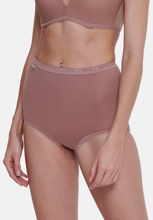 Naadloze high-waisted slips van zacht mauve stof met een gladde textuur en delicate kantdetails bij de tailleband.