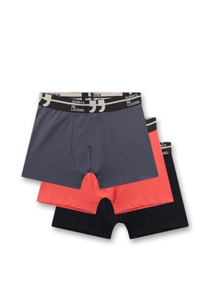 Drei Paare Herren-Boxershorts in Grau, Koralle und Schwarz, übereinander gestapelt mit schwarzen Taillenbändern, die weißen Text und Symbole zeigen.