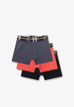 Drei Paare Herren-Boxershorts in Grau, Koralle und Schwarz, übereinander gestapelt mit schwarzen Taillenbändern, die weißen Text und Symbole zeigen.