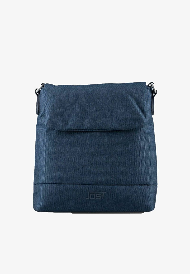 Sac messager en tissu bleu marine avec rabat pliant, sangle réglable et logo embossé sur le devant. Design simple et rectangulaire.