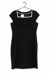 Robe noire avec un décolleté carré et des manches courtes, ornée d'une bordure blanche. Confectionnée dans un tissu texturé, elle présente une silhouette cintrée.