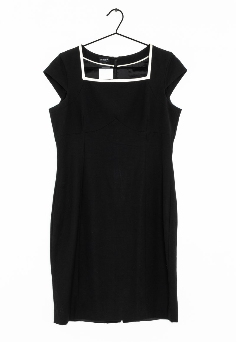 Robe noire avec un décolleté carré et des manches courtes, ornée d'une bordure blanche. Confectionnée dans un tissu texturé, elle présente une silhouette cintrée.