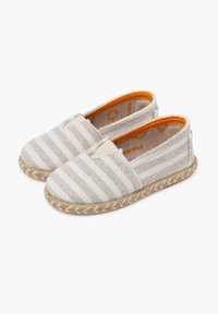 Stribede canvas slip-on sko i beige og hvid, med en naturlig jute sål og orange detaljer på det indvendige fôr.