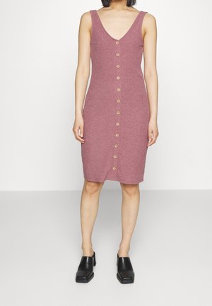 Figurbetontes, geripptes Midikleid in Dunkelrosa mit tiefem V-Ausschnitt und Knopfverschluss vorne. Der Stoff wirkt weich; das Kleid hat breite Träger und einen knielangen Saum.