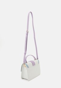 Strukturovaná kabelka v bílé barvě s levandulovým popruhem a světle modrými detaily. Má horní madlo a nastavitelný ramenní popruh.
