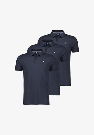 Drei identische marineblaue Poloshirts mit kurzen Ärmeln, Kragen und kleinen, gestickten Logos auf der linken Brust, dargestellt vor weißem Hintergrund.
