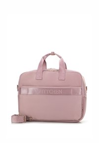 Bolso de nailon rosa con asas dobles, una correa desmontable y un logo en relieve en la parte frontal. Textura suave con forma rectangular y cierre de cremallera.