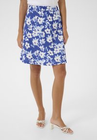 Fustă florală cu bază albastră, având flori albe și albastre deschise. Formă A-line, lungime până la mijlocul coapsei, țesătură texturată și talie.