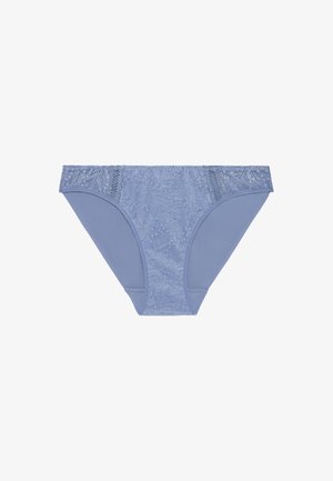 Niebieska damska bielizna bikini z koronkowymi zdobieniami na przodzie i pasie, wykonana z gładkiej tkaniny i kwiatowej koronki.