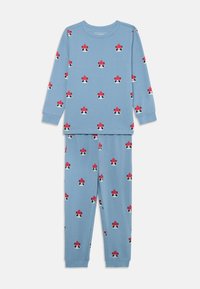 Blauw pyjama-set met lange mouwen en bijpassende broek, met een all-over panda-print die rode hoedjes draagt. Gemaakt van zachte, ademende stof.