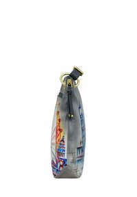 Grijze leren handtas met kleurrijke stadslandschapontwerpen, messing hardware en een ritsafsluiting, met een ronde bodem en taps toelopende vorm.