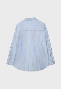 Dlhý rukáv tričko s pruhmi svetlomodrej, bielej a hnedej farby s kvetinovou výšivkou na rukávoch, zobrazené zozadu na bielom pozadí.