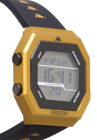 Digital klocka med ett oktagonalt guldhölje, svart gummirem med guld-logotypdetaljer. LCD-skärmen visar tid och funktioner tydligt.