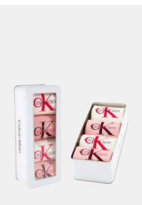 Set regalo di calze Calvin Klein in scatola di latta bianca. Include otto calze a coste in rosa e bianco con stampa del logo a contrasto.