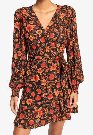 Robe noire à fleurs avec des fleurs rouges et orange, à manches longues, et au design enroulé. Présente une taille nouée et un ourlet froncé. Tissu texturé.