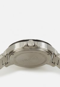 Orologio in acciaio inossidabile silver con cassa rotonda, bezel nero e corona texturizzata, dotato di un bracciale liscio e fondo inciso.