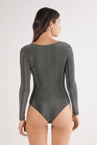 Body met lange mouwen in metallic grijze stof met een gestructureerd patroon, voorzien van een lage rug en hoge beenopeningen.