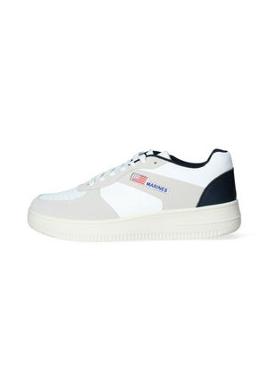 Scarpe da ginnastica bianche e grigio chiaro con superficie testurizzata, dotate di un tallone blu navy, logo "MARINES" e dettaglio della bandiera americana.