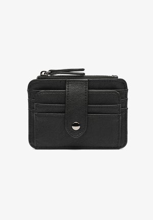 Schwarze Lederbrieftasche mit vorderem Druckknopfriemen, mehreren Kartenfächern und oberem Reißverschlussfach.