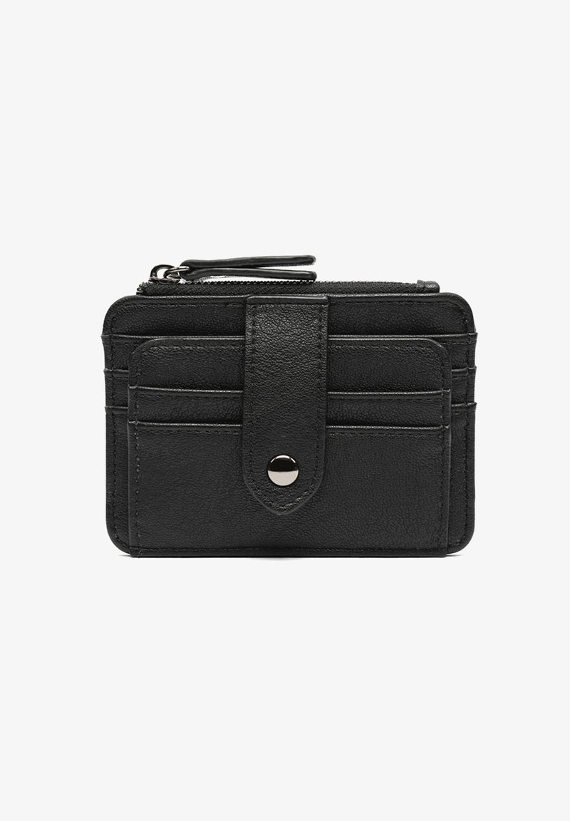 Cartera de piel negra con correa frontal con botón, múltiples ranuras para tarjetas y compartimento superior con cremallera.