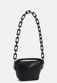 Czarna skórzana torebka na ramię o zaokrąglonym kształcie, z grubym paskiem złożonym z połączonych czarnych plastikowych ogniw oraz zamkiem błyskawicznym u góry.
