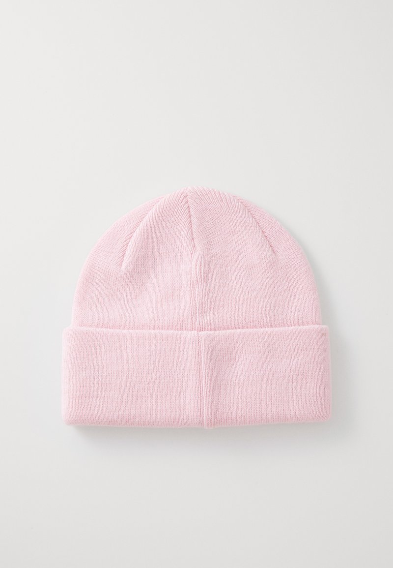 Różowa dzianinowa czapka beanie z zagiętym brzegiem. Miękka tekstura, zaokrąglona góra i delikatny prążkowany wzór. Odpowiednia do casualowych stylizacji.