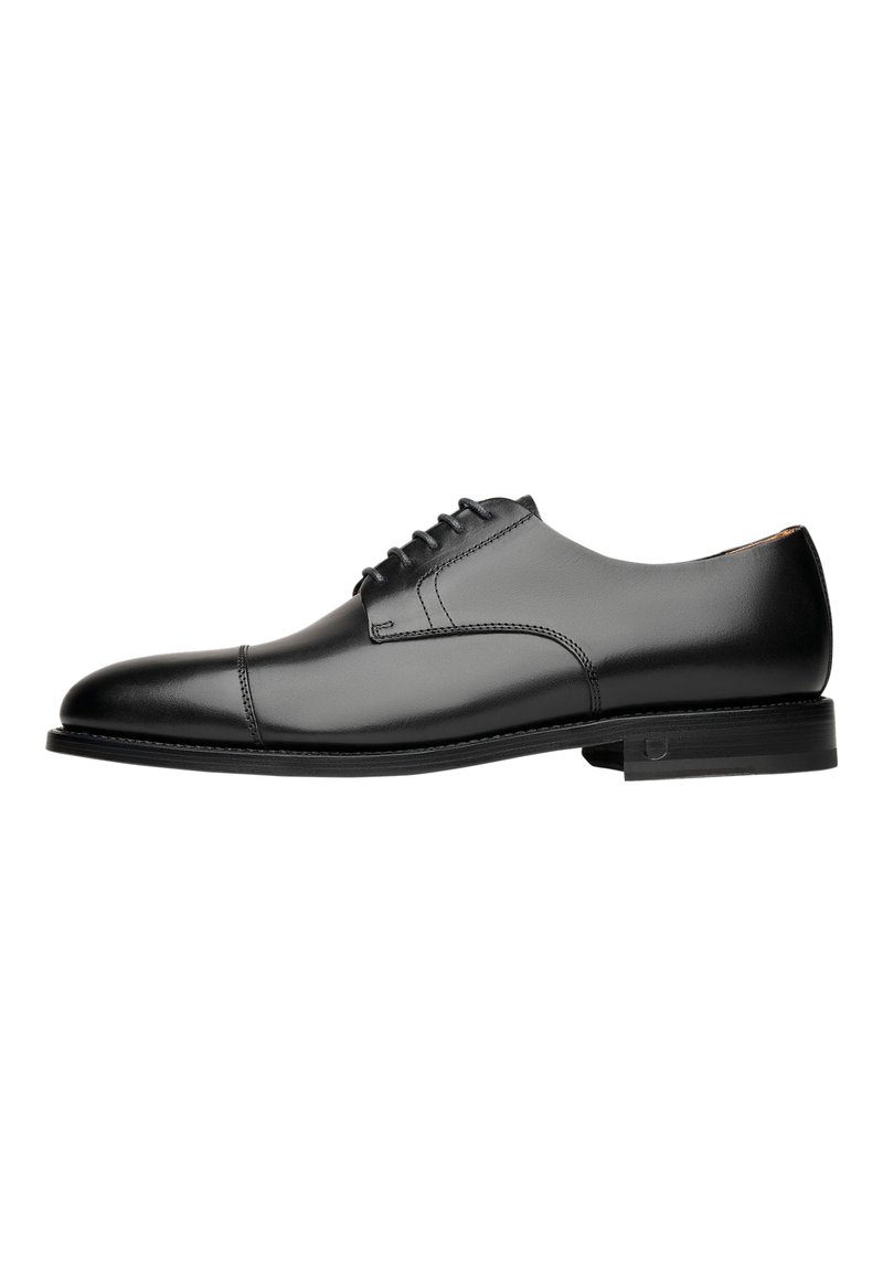 Schwarze Leder-Oxford-Schuhe mit einer glatten Oberfläche, abgerundeter Spitze und einem Schnürdesign mit fünf Ösen. Verfügt über dezente Nähte und eine flache Sohle.