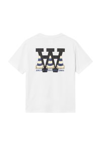 Fehér pamut póló, nagy fekete "W" grafikával, alatta sárga és kék csíkos forgalmi kúpokkal, valamint "DOUBLE V WOOD COPENHAGEN, DENMARK" felirattal.