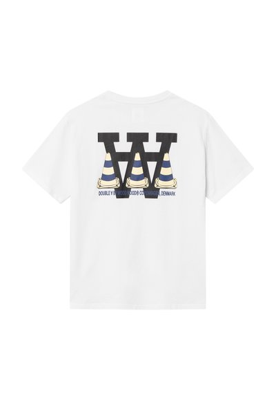 Λευκό βαμβακερό t-shirt με μεγάλο μαύρο γράμμα "W", κάτω από το οποίο υπάρχουν κίτρινοι και μπλε ριγωτοί κώνοι οδικής κυκλοφορίας, και το κείμενο "DOUBLE V WOOD COPENHAGEN, DENMARK".