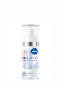 Siero NIVEA Cellular Epigenetics in una bottiglia trasparente con pompa. Presenta una base bianca, accenti argento e un'etichetta sfumata con motivi geometrici.