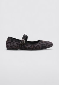 Zapato plano de estampado de leopardo con una parte superior de tela negra, puntera redonda y una correa ajustable con hebilla dorada. Textura suave, diseño de perfil bajo.