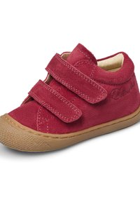 Scarpa rossa in suede con due cinturini in velcro, forma arrotondata, suola in gomma beige e dettagli cuciti. Interno foderato per il comfort.