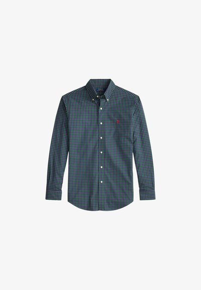 Camisa de manga larga para hombre en verde oscuro y azul marino con un patrón de cuadros. Cuenta con un cuello abotonado y un pequeño emblema rojo en el pecho.