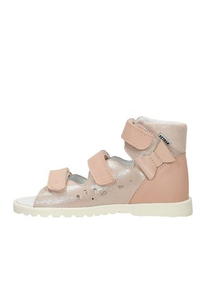 - Sandały z cholewką