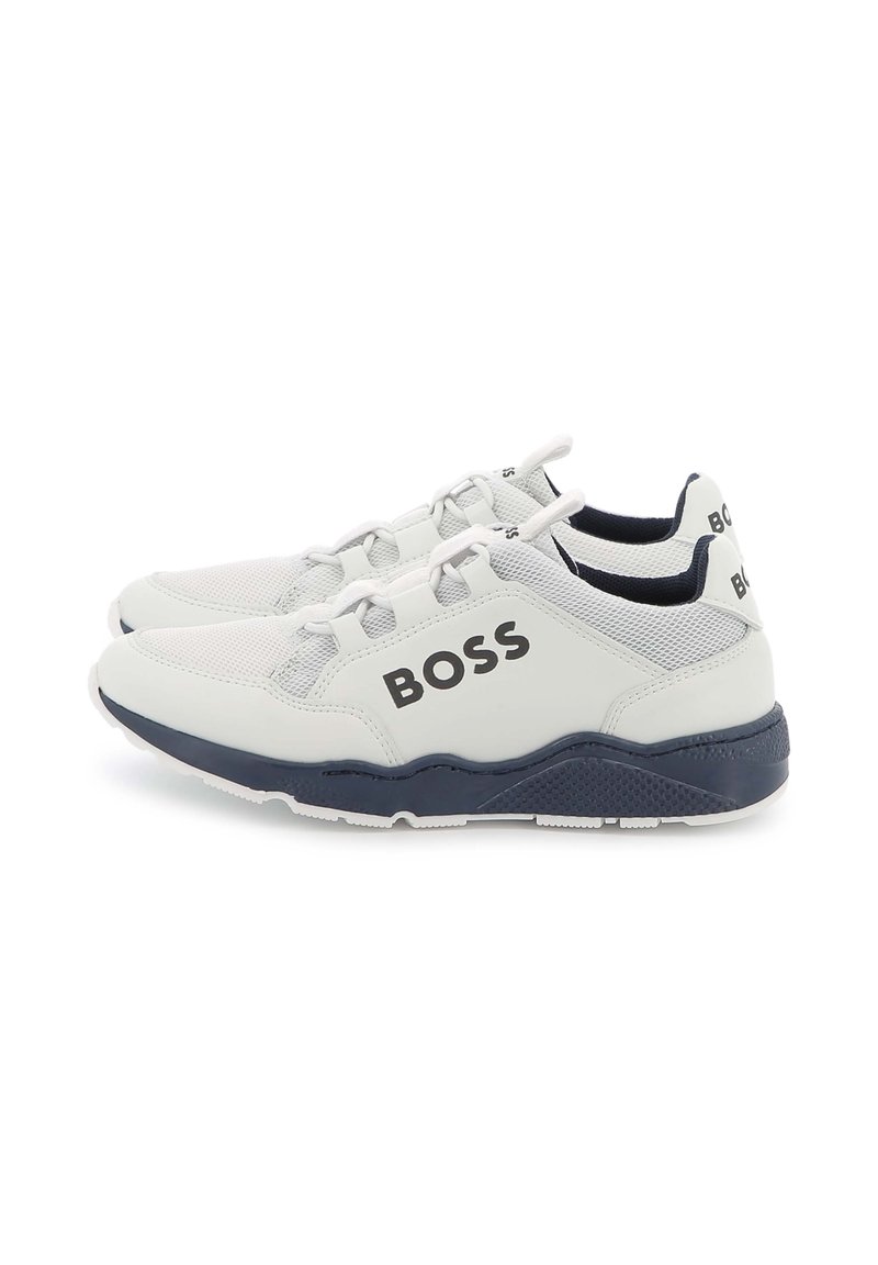 Baskets blanches avec tige en maille grise, accents navy et logo "BOSS" noir. Bout arrondi, semelle rembourrée avec un motif texturé pour une meilleure adhérence.