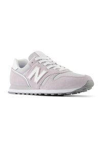 Sneaker scamosciate di un leggero viola con accenti in rete bianca e un logo bianco, dotate di lacci bianchi, una soletta intermedia grigia e una suola esterna in gomma nera testurizzata.