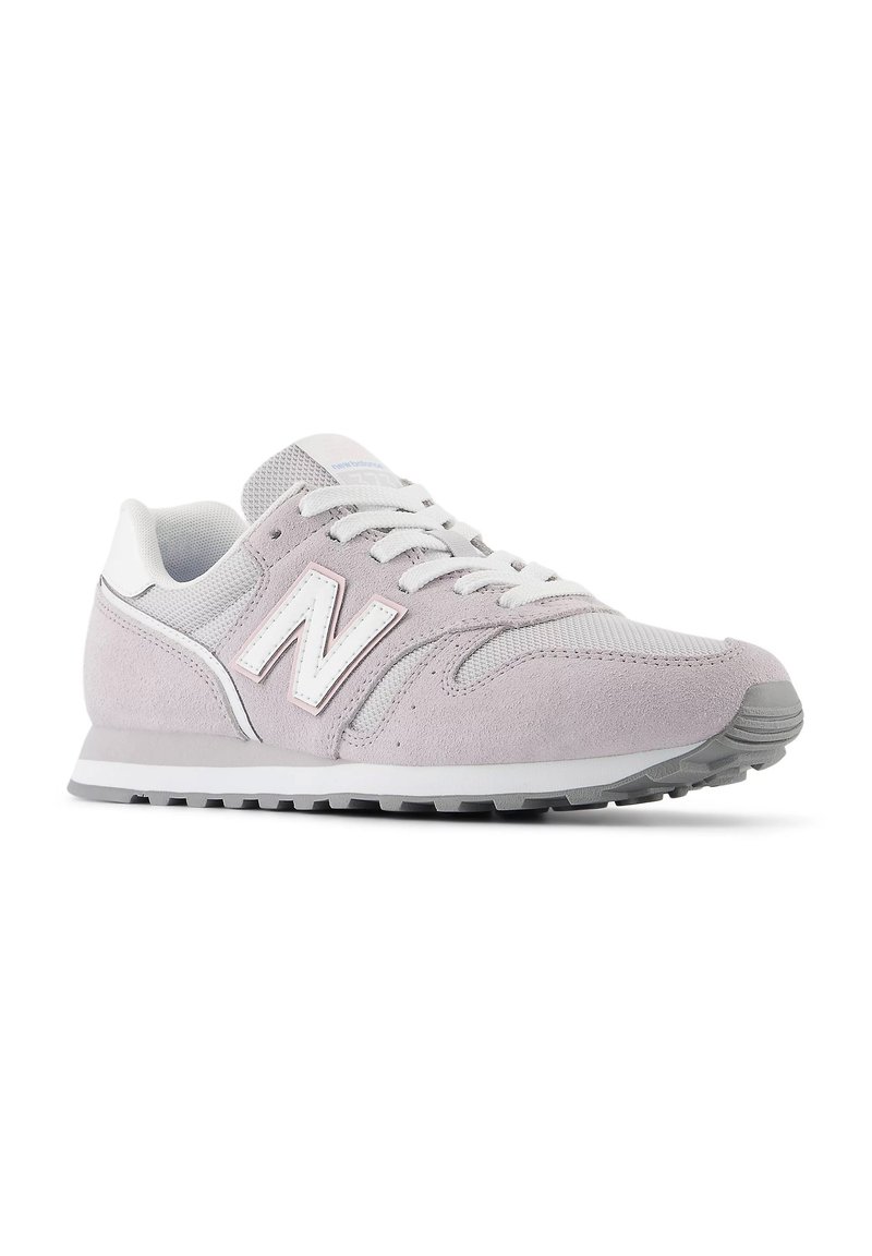 Zapatillas de ante morado claro con acentos de malla blanca y un logo blanco, que cuentan con cordones blancos, una media suela gris y una suela exterior de goma negra texturizada.
