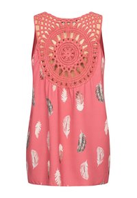 Mouwloos koraalroze top met een veerprint en een groot rond haakwerk van kant op de bovenrug.