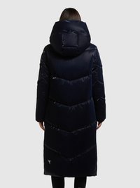 Marineblå vatteret jakke med høj krave og hætte, der har et chevron-vatteret mønster og et logo ved kanten. Glat, skinnende tekstur.