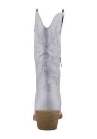 Bota vaquera de cuero blanco con bordados intrincados, punta afilada y lengüetas, que cuenta con un tacón apilado y una suela texturizada.