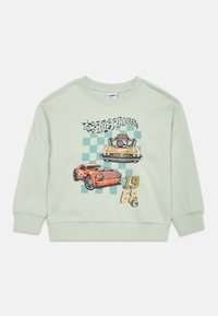 Felpa verde menta con auto da corsa in stile cartoon, dettagli con bandiera a scacchi e la scritta "Hot Wheels 1968" in grafiche grandi e colorate.