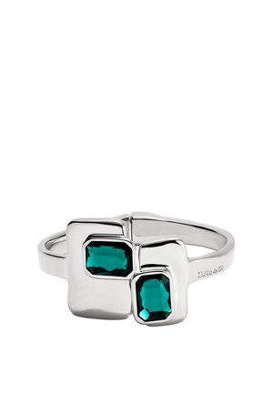 Anillo de plata con dos monturas cuadradas geométricas, cada una con una piedra preciosa rectangular facetada de color azul verdoso, diseño moderno y minimalista.