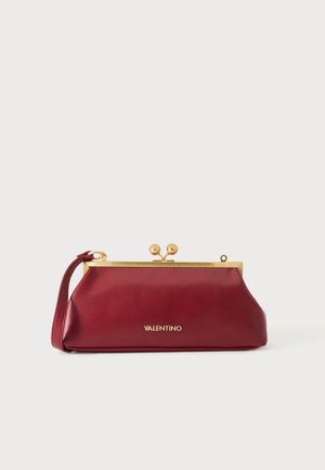 Κόκλινο δερμάτινο clutch Valentino με χρυσό μεταλλικό κούμπωμα-πλαίσιο, λουράκι καρπού και χρυσό λογότυπο Valentino στο μπροστινό μέρος, τοποθετημένο σε ουδέτερο φόντο.