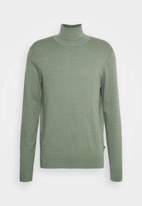 Zachte gebreide sage groene turtleneck sweater met lange mouwen en geribbelde manchetten, kraag en zoom, gepresenteerd op een witte achtergrond.