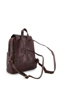 Brun læderrygsæk med tekstureret finish, topgreb, justerbare stropper og sidelommer, med holdbar syning og metaldekorationer.